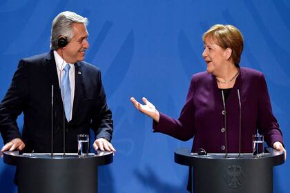 Con Angela Merkel, en su gira europea de enero