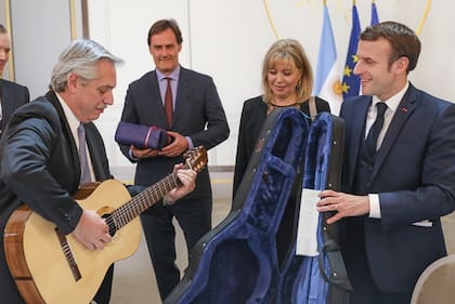 Emmanuel Macron lo recibió en París y le regaló una guitarra