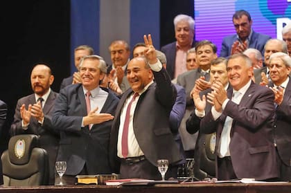 Juan Manzur, con el presidente Alberto Fernández y otros gobernadores del PJ