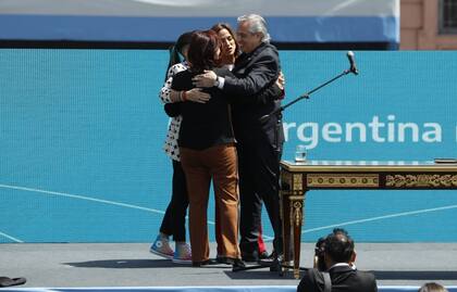 Alberto Fernández, en un abrazo con las tres nuevas ministras