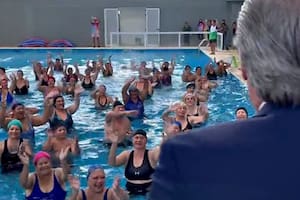 Alberto Fernández apareció de sorpresa en una clase de acuagym y bailó