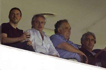 Alberto Fernández, en un palco del estadio: fue a ver por primera vez a Argentinos, su club, desde que es presidente
