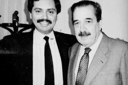 Alberto Fernández en una imagen sin fecha junto al expresidente Raúl Alfonsín