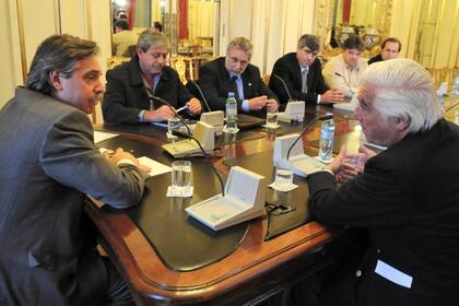 Alberto Fernández en una reunión con la Mesa de Enlace