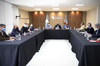 Alberto Fernández encabezó una reunión con los gobernadores en La Rioja, que lo tuvo a Capitanich como uno de los participantes