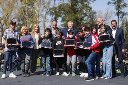 Alberto Fernández entrega netbooks en el marco del Programa Conectar Igualdad