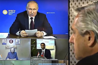Alberto Fernández escucha el discurso de Putin en la videoconferencia de la que participó el viernes; le agradeció al "amigo" ruso por la Sputnik V