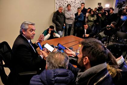 Alberto Fernández esta tarde durante la charla con la prensa