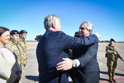 Alberto Fernández fue recibido en La Pampa por el gobernador Sergio Ziliotto