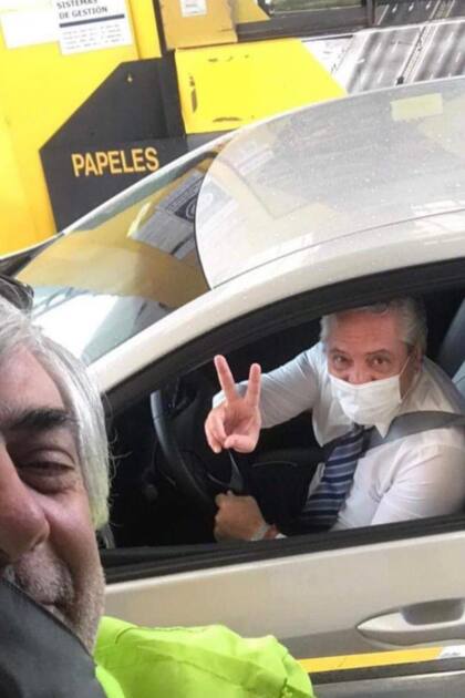 Alberto Fernández fue sorprendido por un empleado de Autopistas Urbanas S.A. que le pidió una foto