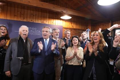 Alberto Fernández, Ginés, Filmus, Tolosa Paz, Rossi, Zabaleta y Katopodis cantan la marcha peronista