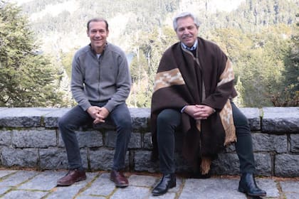 Alberto Fernández durante su presidencia, en El Messidor, Villa La Angostura, con Omar Gutiérrez, el por entonces gobernador de Neuquén