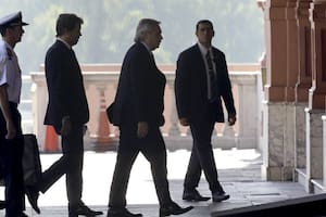 Alberto Fernández ingresa a la Casa de Gobierno con el vocero Juan Pablo Biondi