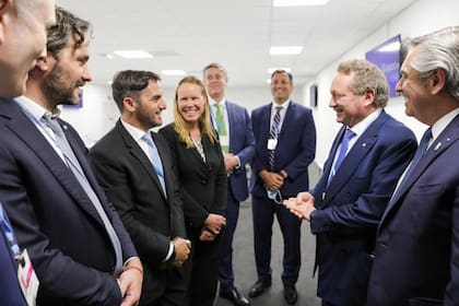 Alberto Fernández junto a Agustín Pichot, en Glasgow, y los inversores australianos que esperan producir hidrógeno verde en Río Negro