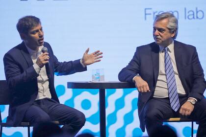 Alberto Fernández junto a Axel Kicillof durante la inauguración de una planta de medicamentos