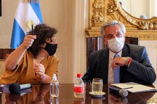 Escala una nueva disputa por la ola de contagios y los no vacunados