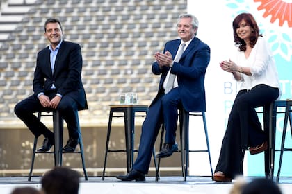 Sergio Massa, Alberto Fernández y Cristina Kirchner, en el acto por el primer año de Gobierno; en su discurso, la vicepresidenta pidió que en 2021 los salarios le ganen a la inflación