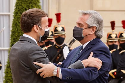 El saludo de Fernández y Macron en París