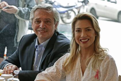 Alberto Fernandez junto a Fabiola Yáñez en un café de Puerto Madero