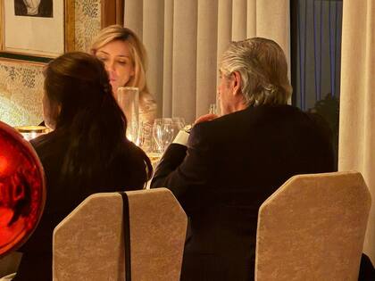 Alberto Fernández, junto a Fabiola Yánez, en un restaurante español que cobra mil euros el cubierto