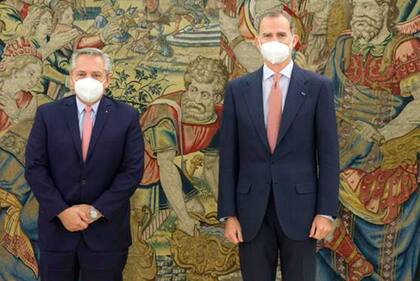 Alberto Fernández junto a Felipe Vl en el Palacio de la Zarzuela