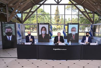 Alberto Fernández, junto a Horacio Rodríguez Larreta y Axel Kiccillof, el 17 de julio de 2017; a la distancia estaban Jorge Capitanich, Arabela Carreras y Gerardo Morales