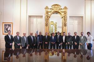 El Presidente recibió a intendentes bonaerenses que el sábado acompañaron la embestida de Máximo Kirchner