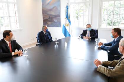 Alberto Fernández junto a los mandatarios de Juntos por el Cambio