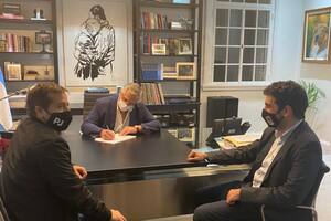 Alberto Fernández, junto a Mariano Recalde y Juan Manuel Valdés