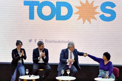 Alberto Fernández junto a Matías Lammens y Gisela Marziotta en la Facultad de Ciencias Exactas