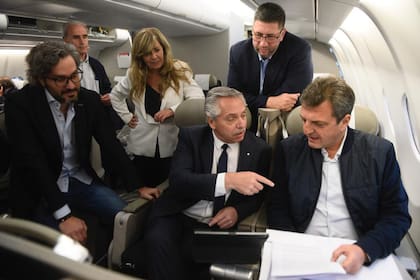 Alberto Fernández junto a Santiago Cafiero, Julio Vitobello, Gabriela Cerruti, Juan Manuel Olmos y Sergio Massa, en el avión rumbo a Bali desde París, en una gira presidencial