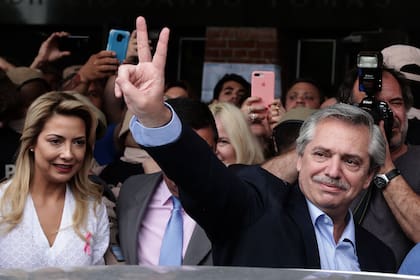 Alberto Fernández junto a su pareja Fabiola Yáñez, luego de votar en la UCA