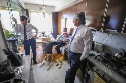 Alberto en su departamento de Puerto Madero junto a Dylan, su vocero Juan Pablo Biondi y su amigo y chofer Daniel Rodríguez 