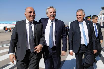 Alberto Fernández junto al jefe de Gabinete, Juan Manzur, y al gobernador Osvaldo Jaldo.