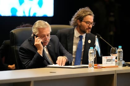 Alberto Fernández junto al Ministro de Relaciones Exteriores, Santiago Cafiero durante la cumbre del bloque comercial Mercosur