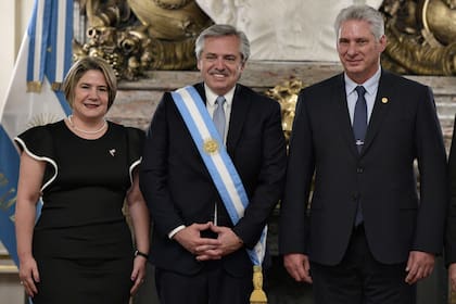 Alberto Fernández junto al presidente de Cuba, Miguel Díaz Canel, y su esposa