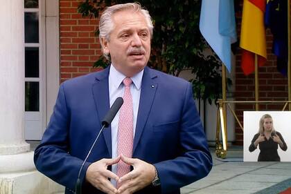 Alberto Fernández junto al presidente de España, Pedro Sánchez