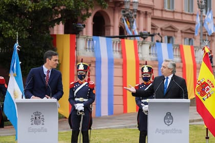 Alberto Fernández junto al presidente del gobierno español, Pedro Sánchez, el día de la polémica frase sobre el origen de brasileños, mexicanos y argentinos.