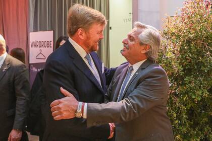 Alberto Fernández junto al rey Guillermo de Holanda