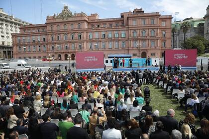 Alberto Fernández le tomó juramento a las nuevas ministras Victoria Tolosa Paz, Raquel Kismer de Olmos y Ayelén Mazzina