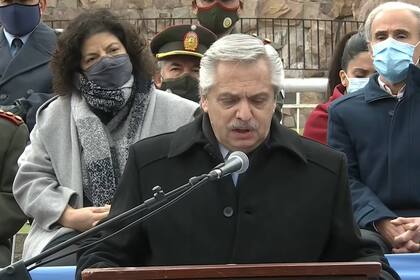 Alberto Fernández lee su ayuda memoria en medio de su discurso en Salta