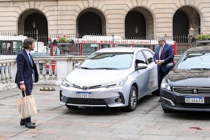 Alberto Fernández llegó a Casa Rosada, manejando su auto, junto al jefe de gabinete Santiago Cafiero