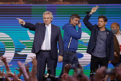 Alberto Fernández, Máximo Kirchner y Axel Kicillof en el búnker del Frente de Todos en Chacarita