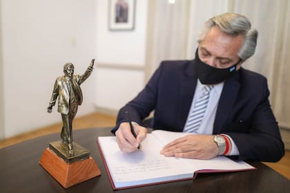 Alberto Fernández participó de la presentación del libro "Néstor, el hombre que cambió todo"