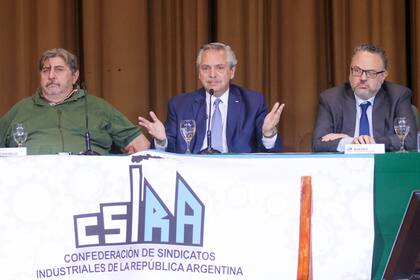Alberto Fernández participó, en la sede del Sindicato de Mecánicos y Afines del Transporte Automotor, del acto de la Confederación de Sindicatos Industriales de la República Argentina (CSIRA), en el marco del 77° aniversario de la fundación de SMATA.