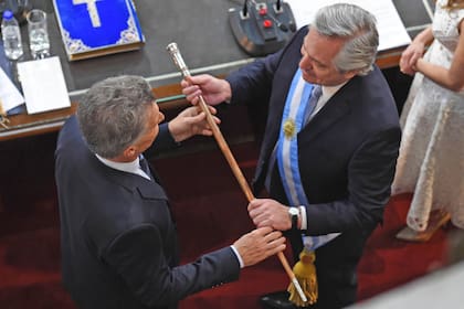 La mayoría de los bastones presidenciales desde el regreso a la democracia en 1983 los realizó Juan Carlos Pallarols, como en el caso de la asunción de Alberto Fernández, pero no existe un proveedor oficial de dicho atributo presidencial