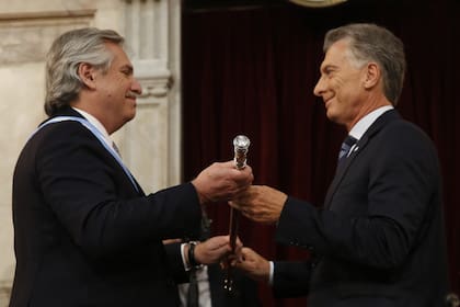 Alberto Fernández recibe el bastón de manos de Mauricio Macri, el 10 de diciembre de 2019