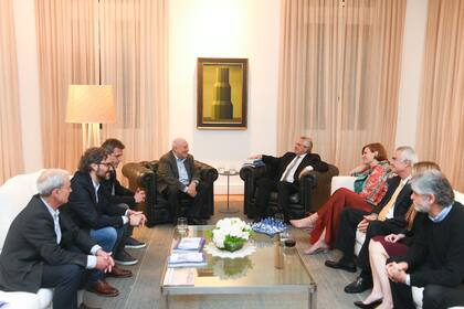 Alberto Fernández recibió ayer a Stiglitz y a otros economistas y miembros de la Cepal en Olivos