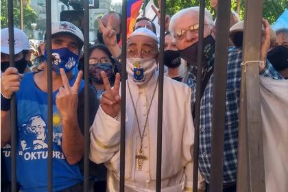 Militantes de diferentes agrupaciones se reunieron ante la Casa Rosada, incluso uno caracterizado como el Papa Francisco