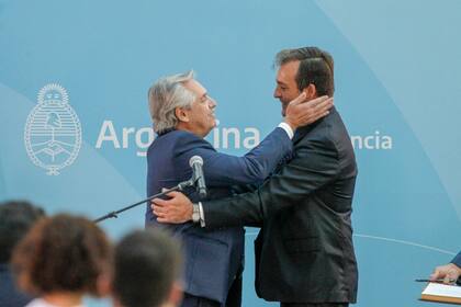 Alberto Fernández saluda a Martín Soria tras tomarle juramento como ministro de Justicia